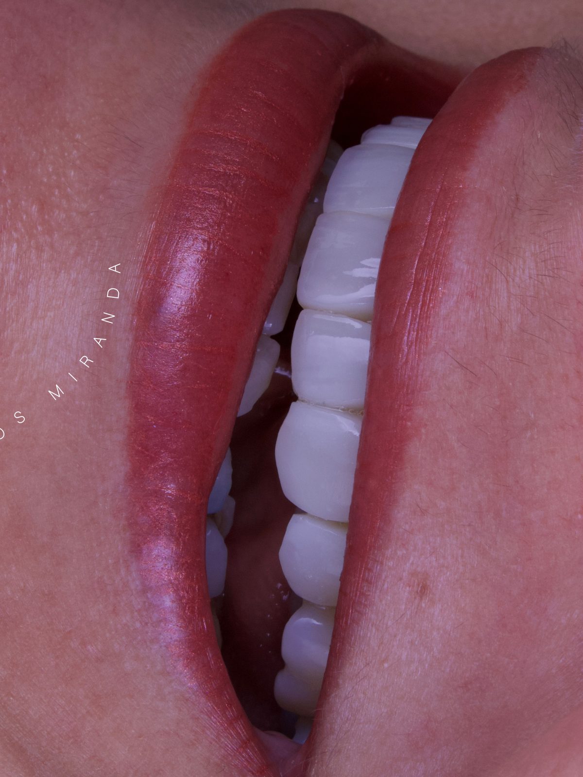 Close-up de sorriso natural